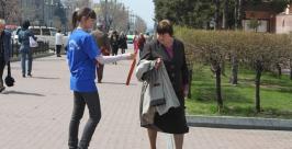 Георгиевские ленточки разлетаются, словно горячие пирожки в Хабаровске Михаил Малышев, РИА AmurMedia