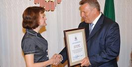 Вячеслав Шпорт вручил врачам и медсестрам благодарственные письма и почетные грамоты Валерий Спидлен