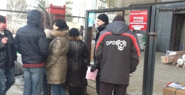 Клиенты службы почтово-грузовых перевозок ожидают выдачи груза на морозе корр. ИА AmurMedia