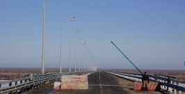 Уссурийский мост со шлагбаумом Евгений Попов