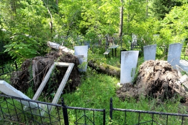 Тайфун &quotЧан-Хом&quot разворотил могилы на Центральном кладбище Хабаровска Роман Федоров, корр. ИА AmurMedia